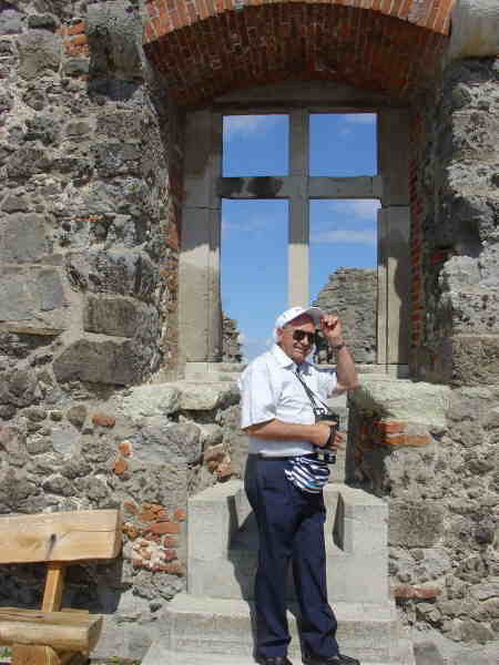 don Gianfranco sorridente posa da turista d'eccezione