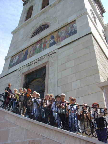 il gruppo sulla scalinata che conduce alla Chiesa