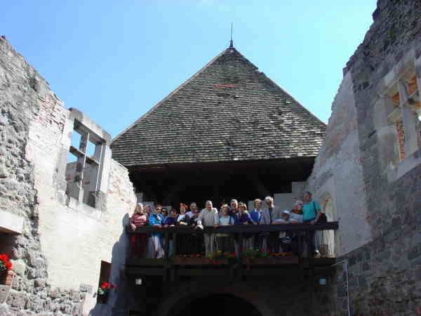 il gruppo sul balcone dell'antico castello